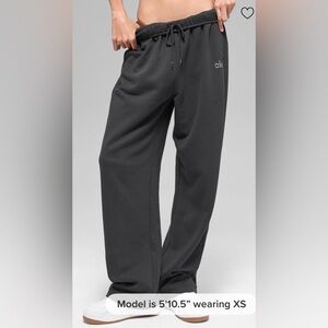 Alo Yoga NWT Accolade Straight Leg Anthracite Grey Color Size S